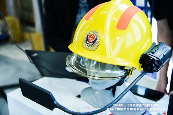 ความปลอดภัย 4G Fir Helmet Camera การตรวจจับก๊าซหลายตัว Wifi GPS การบันทึกวิดีโอไฟ LED
