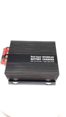 DC Solar Battery ตัวควบคุมการชาร์จพลังงานแสงอาทิตย์แบบ Dual Input การทำงานของ APP B2B ของ Bluetooth ฟรี